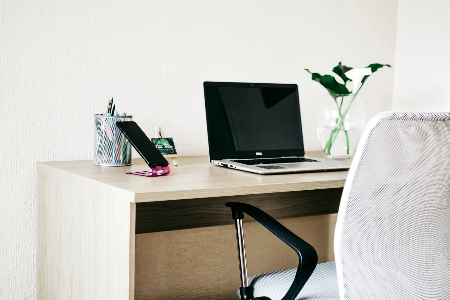 Laptop en telefoon op een werkplek