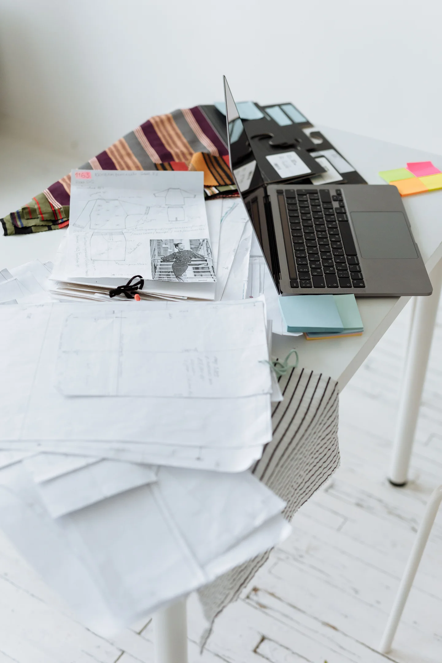 Laptop en documenten op een werktafel